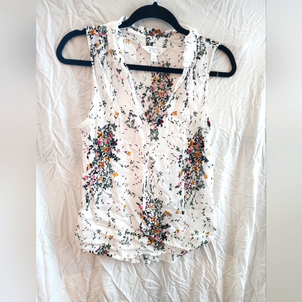Market and Spruce white and floral tank size Med